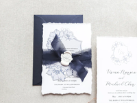 Invitation de mariage monogramme de luxe gaufrage couverture rigide couleur blanche Invitations de pli de poche avec carte de détails