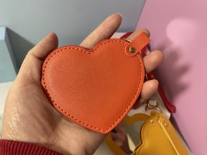 Espejo de Bolsillo de Cuero PU con Forma de Corazón Negro y Logotipo Personalizado, MOQ Bajo, Espejo de Maquillaje Portátil con Llavero para Viajes - Product Image 3