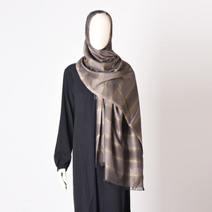 Da donna con motivo musulmano africano della Malesia a righe Jacquard in Lurex Hijab scialle con nappe crude - Product Image 4