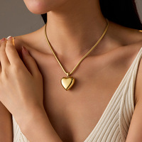 Collier ras de cou avec pendentif en forme de cœur imperméable, collier à breloque creux plaqué or en acier inoxydable non décolorant, accessoires de bijoux pour femmes
