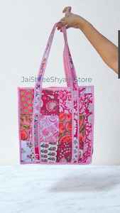 Bolso de hombro acolchado de algodón con estampado floral artístico hecho a mano, diseñado para uso diario, viajes y fácil transporte. - Product Image 6