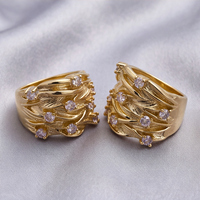 Neuer Trendiger Silber-Gold-Farbiger Ring Schmuck Kubisches Zirkonia Hochzeit Braut Personalisierter Feder-Textur Zirkonium Eingelegter Breiter Ring