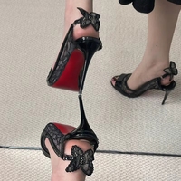 Sandales élégantes à bout ouvert en cuir verni noir avec talon aiguille
