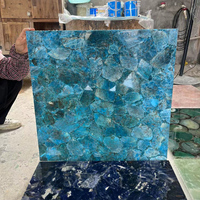 Comptoir de bar en pierre translucide apatite cristal rétro-éclairé bleu turquoise personnalisé