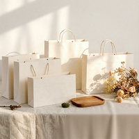 Sacs de courses en papier kraft imprimé biodégradable et respectueux de l'environnement |   Emballage cadeau personnalisé pour les fêtes avec poignées personnalisables