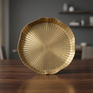 Assiette décorative en métal de forme irrégulière, faite à la main, polie, design minimaliste, pour les fêtes - Product Image 2