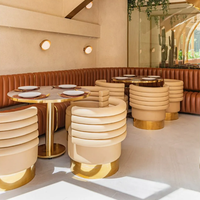 Design d'intérieur de café moderne, mobilier de restaurant, table à manger avec structure en acier inoxydable et plateau en faux marbre, ensemble de chaises, banquette, canapé