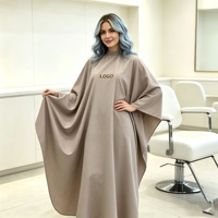 Cape de coiffure professionnelle marron latte, broderie personnalisée, logo imprimé, imperméable, pour coupe de cheveux, robe de barbier