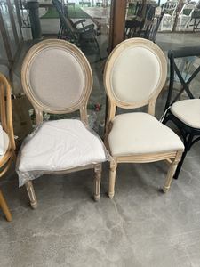Chaise de salle à manger Louis ronde rembourrée en bois massif, style vintage vieilli, pour événements et banquets, sans piètement. - Product Image 2
