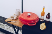 Pot peu profond en fonte enduite d'émail poignées incurvées couvercle à 2 nervures poignée ergonomique levage facile four sûr poêle à utiliser sur table