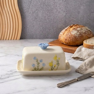 Beurrier en céramique avec couvercle floral en relief 3D, boîte de rangement pour beurre en céramique peinte à la main de style pastoral pour comptoir de cuisine - Product Image 3