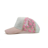 Gorra de béisbol de gamuza premium con logo de diseñador 2026, bordado 3D de cristal y pedrería, parche brillante con logo de cruz.