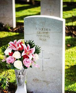 Jarrón de Resina para Cementerio con Espiga para Flores, Decoración para Jardín y Césped, Hecho a Mano - Product Image 3