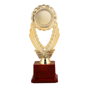 Trofei e Medaglie Personalizzati di Alta Qualità, Ecologici, Stile Animale, Grandezza Reale, Artigianato in Metallo per Premi e Riconoscimenti - Product Image 1