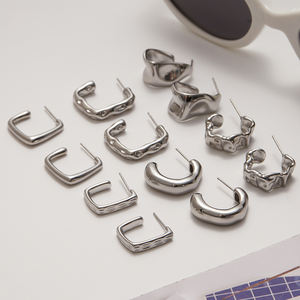 Aretes de Aro J&D Jewelry de Acero Inoxidable Antideslustre e Impermeables con Acabado Muy Pulido, Diseño Clásico Martillado y Retorcido en Diversas Formas de Temporada - Product Image 3