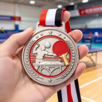 Médaille personnalisée de tennis de table en émail argenté et rouge avec pagaie dorée en relief 3D et couronne de lauriers pour le championnat