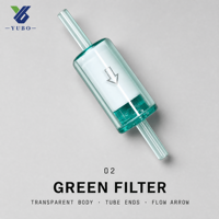 Filtre vert transparent avec flèche de débit creuse et deux extrémités tubulaires pour les tests de préfiltration de solvants et en laboratoire