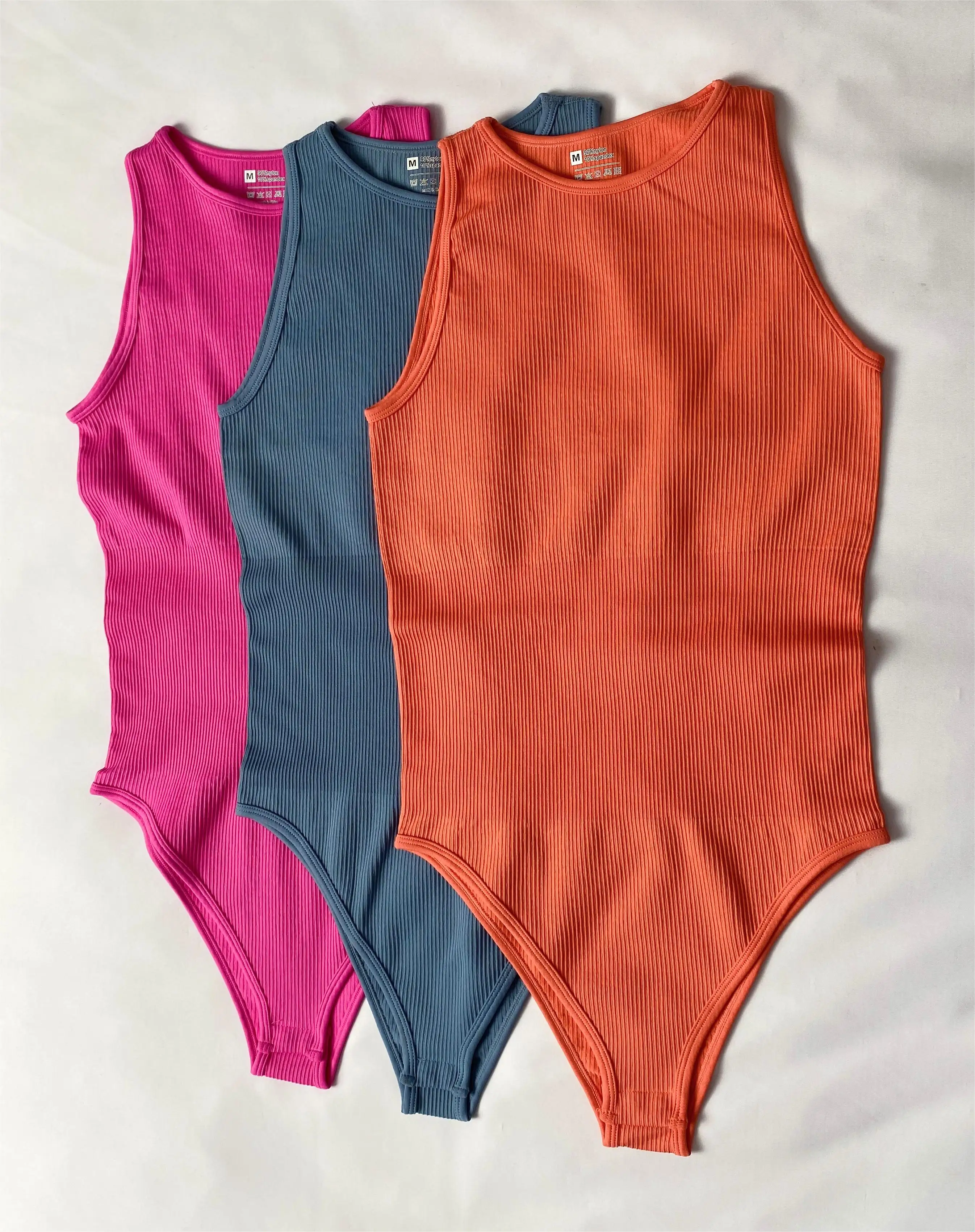 OQQ toptan kadın Bodysuits seksi nervürlü tek parça kolsuz ekip boyun üstleri Bodysuits