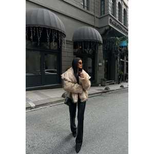 Manteaux en fausse fourrure beige pour femmes avec col en forme de mouchoir - Product Image 1