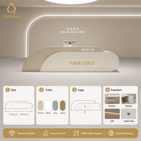 Comptoir d'accueil écologique en MDF à panneaux cannelés avec base lumineuse LED et armoire de rangement pour salon de beauté et usage commercial