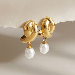 Boucles d'oreilles pendantes plaquées or avec nœuds et perles d'imitation, bijoux classiques à la mode pour femmes - Product Image 4
