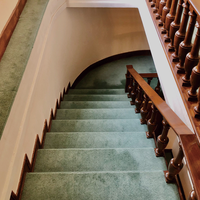 Escalier PRIMA en matériaux mixtes, alliant métal et bois, crée une texture superposée pour un espace résidentiel contemporain