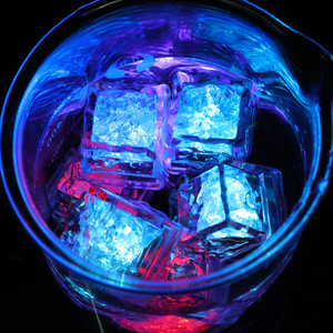 Glaçons lumineux carrés en plastique LED, lampes à glace clignotantes colorées pour KTV, bar, accessoires de mariage, paquet de 10 - Product Image 3