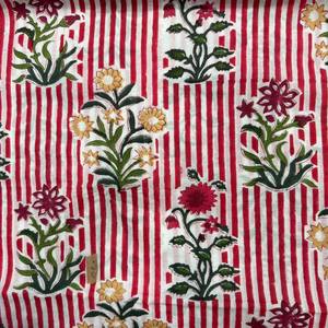 Tela de Algodón Blanca con Rayas Verticales Rojas Intensas, Motivos Florales Multicolores y Botánicos |   Estampado Tradicional Indio - Product Image 3