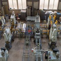 Ligne de production complète de fûts en acier à tête fermée de 200 L, ligne de fabrication de barils métalliques à économie d'énergie pour le stockage de peintures et de produits chimiques