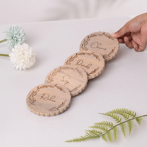 Dessous de verre avec nom de famille personnalisé avec porte-verre en option Ensemble de sous-verres en bois de bambou naturel - Product Image 1