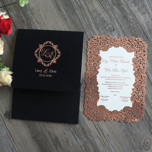 Cartes d'invitations de <span class=keywords><strong>mariage</strong></span> élégantes en or rose avec fleur découpée au laser avec enveloppe de poche en velours - Product Image 1