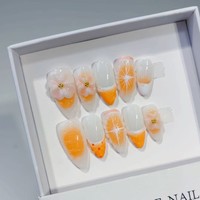 Nouveau produit lancé, fleurs 3D aux couleurs froides flottant dans les nuages, avec un charme éthéré, ongles press-on faits à la main