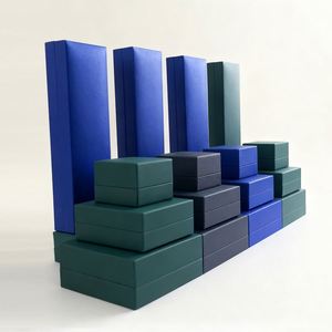 Boîte à bijoux carrée personnalisée avec logo, en carton exquis, doublure en éponge, technique de gaufrage unique et raffinée - Product Image 3