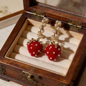 Boucles d'oreilles pendantes en forme de fraise pour femmes, en alliage de zinc, perles rondes blanches, serti griffe, pour usage quotidien, design en forme de fruit - Product Image 2