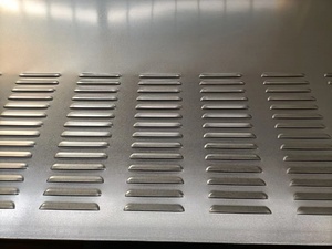 Tôle métallique antidérapante perforée à fentes - Product Image 6