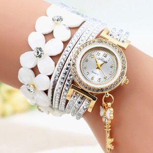 Vente en gros de montres en quartz pour femmes avec pendentifs trèfle à <span class=keywords><strong>quatre</strong></span> feuilles enveloppés dans du velours coréen pour <span class=keywords><strong>le</strong></span> commerce extérieur - Product Image 1