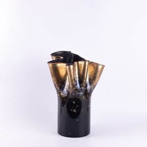 Jarrón de Metal Ideal para Decoración de Patio Exterior, Mantiene la Durabilidad y Conserva un Aspecto Floral Impresionante Durante Todas las Estaciones - Product Image 1