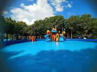 Robuste Poolrutschen aus Stahl und Kunststoff mit Treppen und Drehfunktion für den Aquatischen Spielbereich im Freien