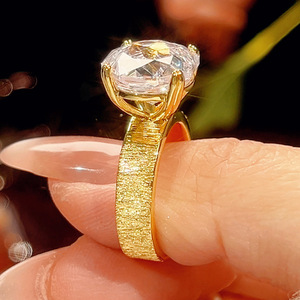 Bijoux délicats écologiques en cuivre plaqué or 18 carats, anneau à bande brossée avec zircon multicolore ovale de 12 mm, style nautique, marque Toderi - Product Image 3