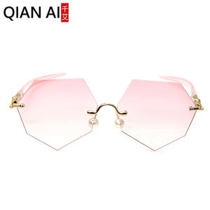 Gafas de sol irregulares Qianai para mujer, montura dorada sin marco, lentes Ac Uv400 tipo 3, protectores solares ligeros y modernos - Product Image 3