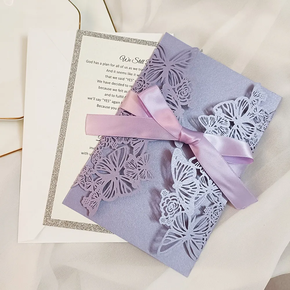 ラベンダーカスタムバタフライ印刷レーザーカット高級パーティー結婚式の招待状カード
