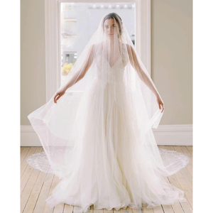 Un impresionante velo de longitud Catedral hecho de tul suave, adornado con intrincados adornos de encaje y diseñado con un cómodo peine. - Product Image 3