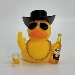 Décorations de tableau de bord de voiture en forme de canard en caoutchouc WOWEI, ornements de voiture avec mini chapeau de cowboy et lunettes de soleil, accessoire mignon pour accessoires de voiture - Product Image 1