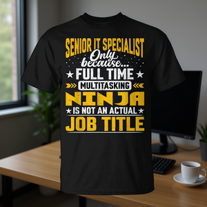 Camiseta para especialistas informáticos senior, diseño de humor con título de trabajo de ninja multitarea a tiempo completo - Product Image 3