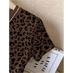 FOXA T-shirt imprimé léopard pour femme, col rond, manches courtes, haut asymétrique, streetwear - Product Image 4
