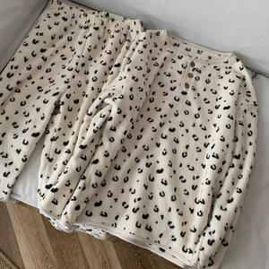 Pull à manches longues doux et confortable pour femmes avec col rond à pois épaissi Ensemble chaud décontracté pour rester à la maison - Product Image 1