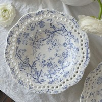 Service de vaisselle en céramique élégant avec bordure en dentelle gaufrée, assiettes et plats creux à motif végétal bleu pour la maison