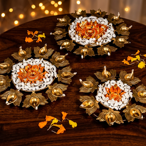 Lámpara de aceite de hierro con flor de loto dorada y pétalos blancos, tipo Urli, para ceremonias religiosas de Puja. - Product Image 5