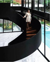 Escalier en spirale extérieur moderne en acier avec balustrade sur mesure au design incurvé, durable et écologique