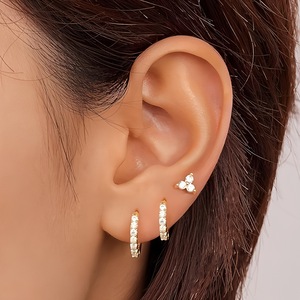 Ensemble de boucles d'oreilles empilables en cristal de cuivre, multi-percings, créoles huggie, clous d'oreilles à trois pierres, bijoux superposés pour femme, cadeau quotidien - Product Image 3